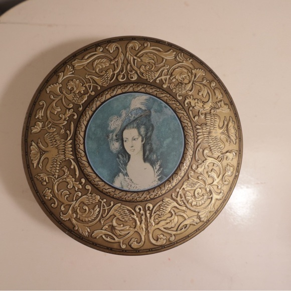 Vintage Ornate Gold and Blue Decorative tin - Picture 10 of 10